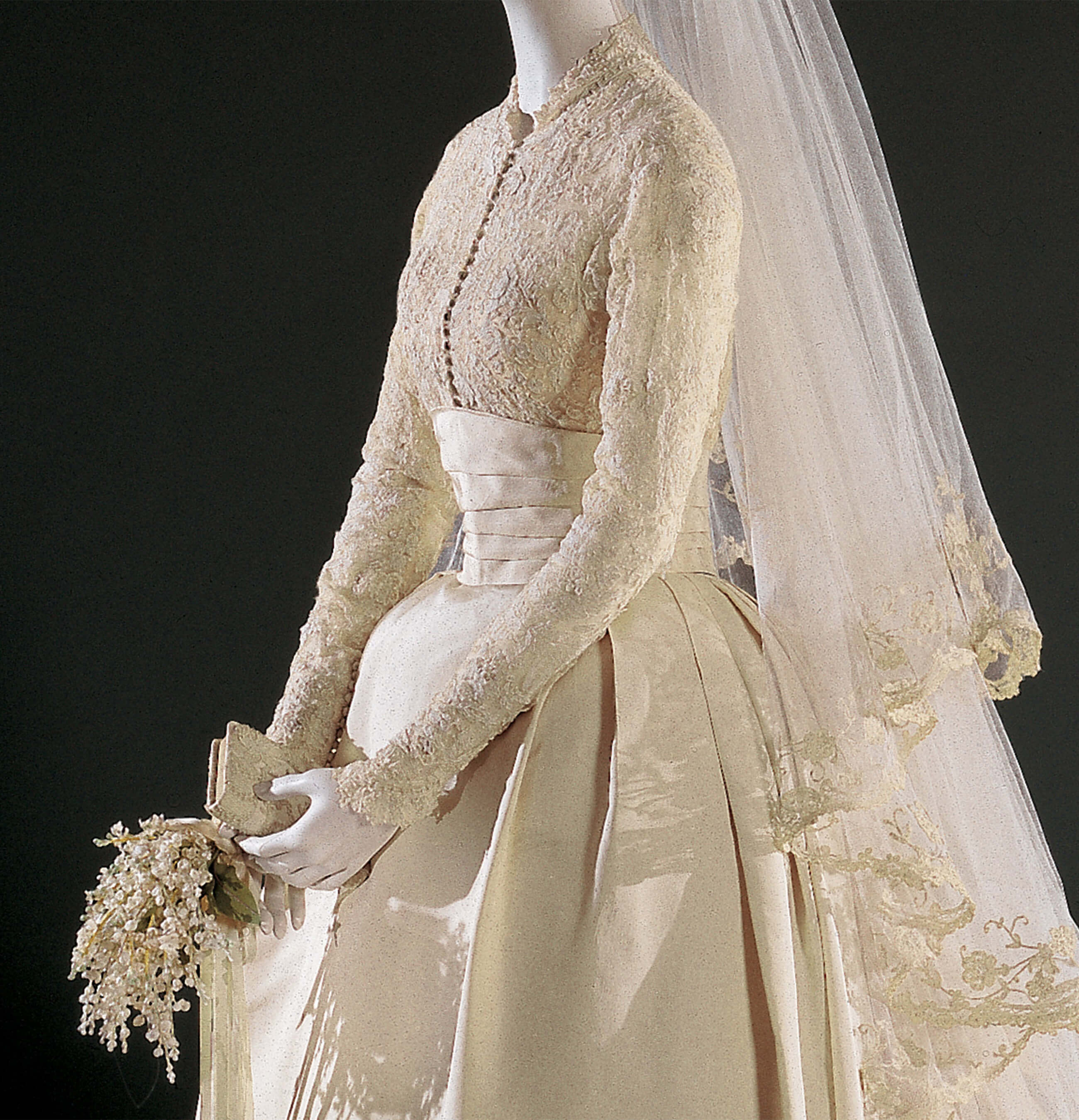 Grace Kelly's elegant wedding dresses of civil ceremony and religious ceremony on April 1956