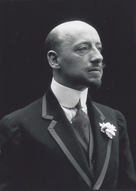 Portrait de Gabriele d’Annunzio en costume avec une fleur de gardénia réalisé par le photographe Mario Nunes Vais durant le séjour du poète à la Capponcina (Settignano – Flore