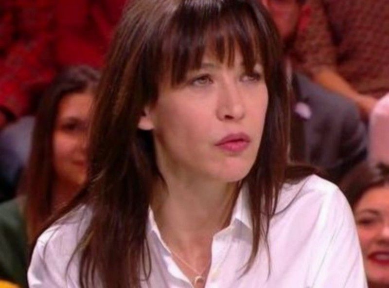 Elegant style icon wardrobe essentials: Sophie Marceau in white shirt