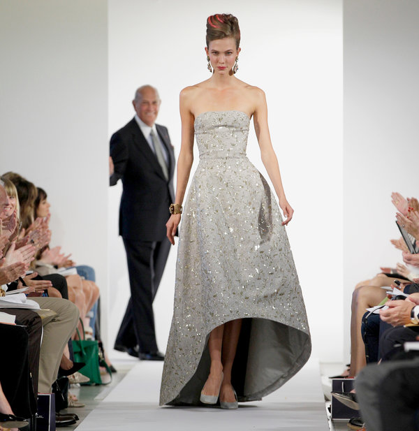 ​Óscar Arístides Renta Fiallo (22 July 1932 – 20 October 2014) with model on his fashion show