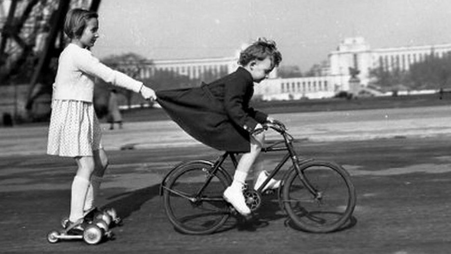 Children playing in the street of Paris, photo by Robert Doisneau