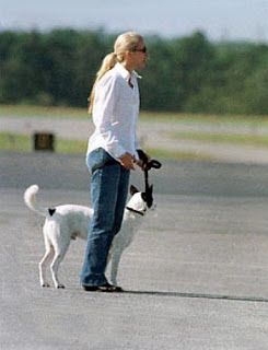 Elegant icon wardrobe essentials: Carolyn Bessette in white shirt