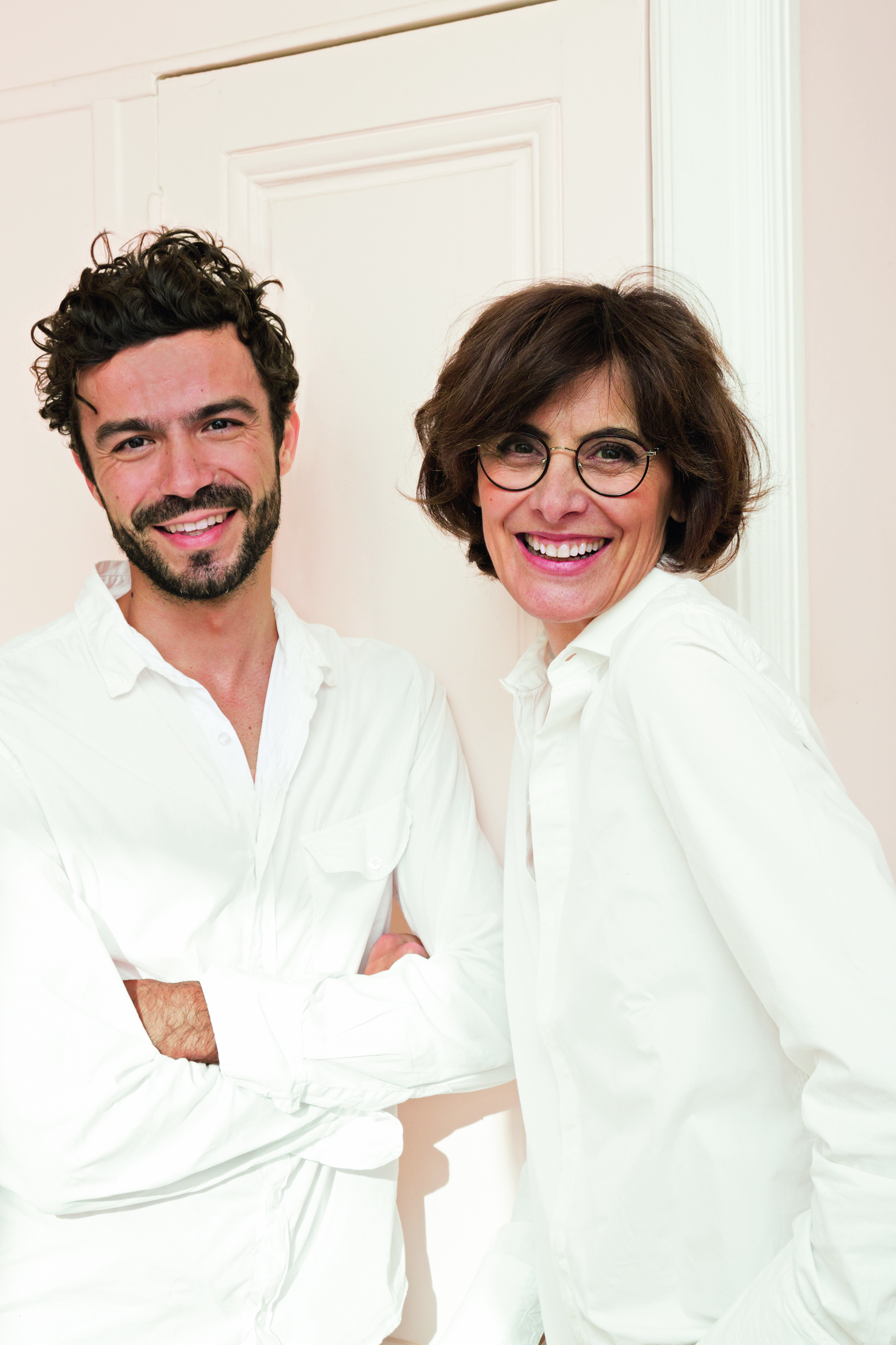 Elegant icon wardrobe essentials: Inès de La Fressange in white shirt