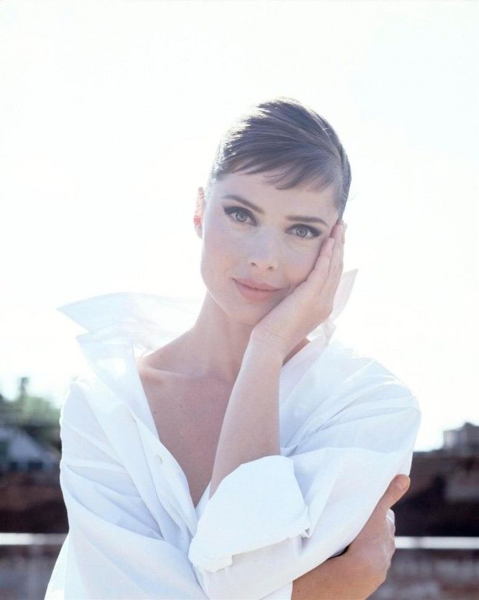 Elegant style icon wardrobe essentials: Isabella Rosellini in white shirt