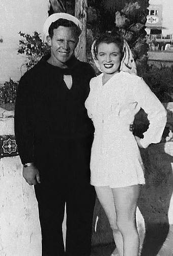 Elegant style icon wardrobe essentials: Marilyn Monroe in shorts: Marilyn Monroe in high waist white shorts, 1946