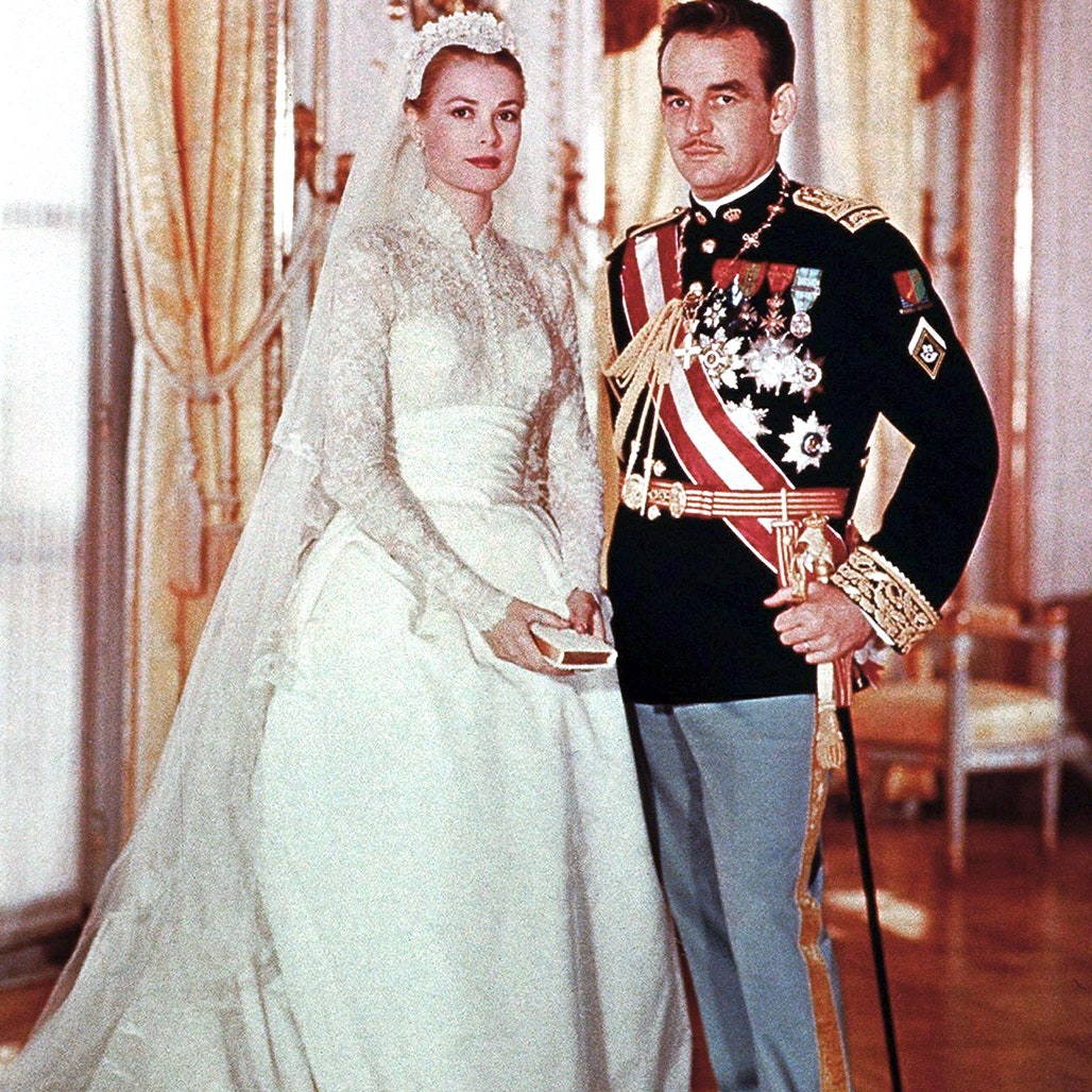 Grace Kelly's elegant wedding dresses of civil ceremony and religious ceremony on April 1956