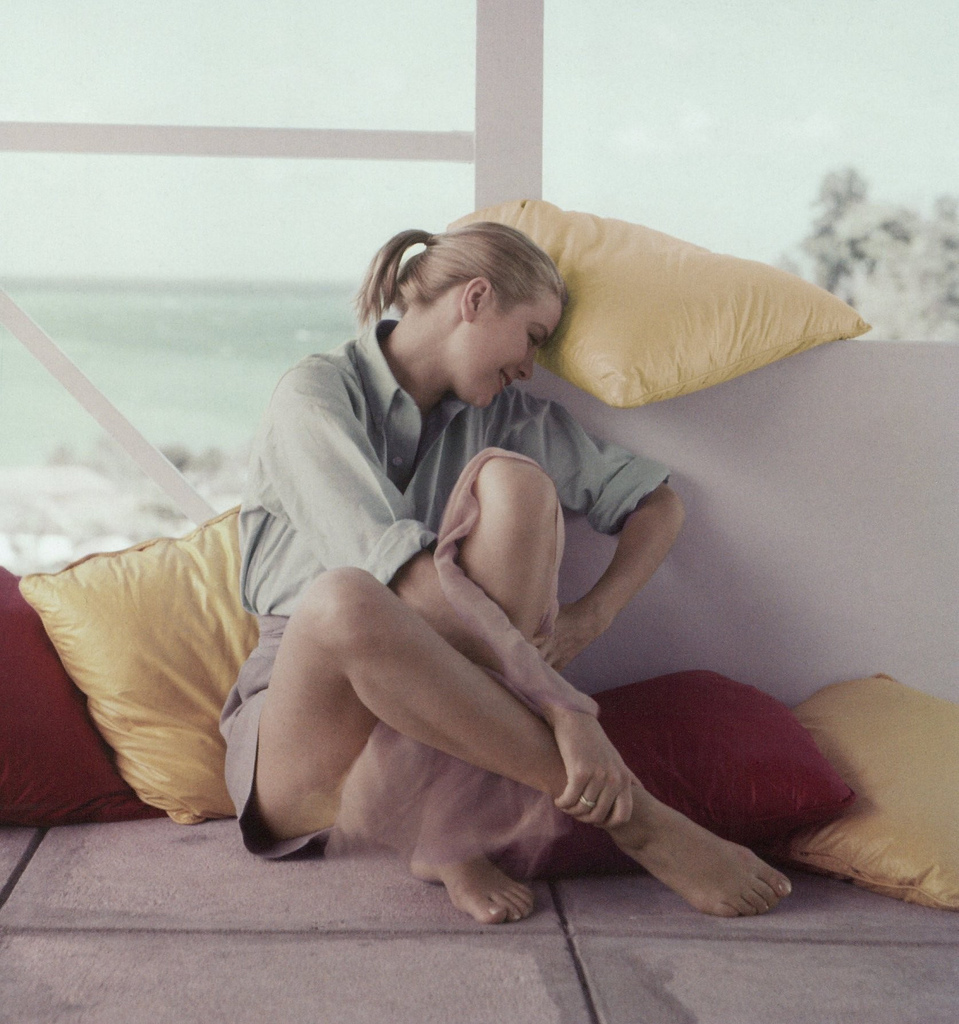 Elegant style icon wardrobe essentials: Grace Kelly in a pair of shorts