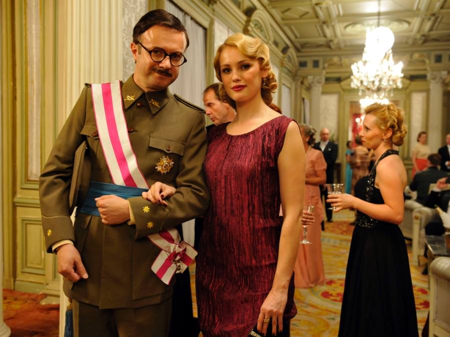 El tiempo entre costuras(tv series, 21 October 2013-20 January 2014)