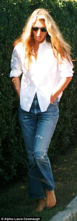 Elegant icon wardrobe essentials: Carolyn Bessette in white shirt