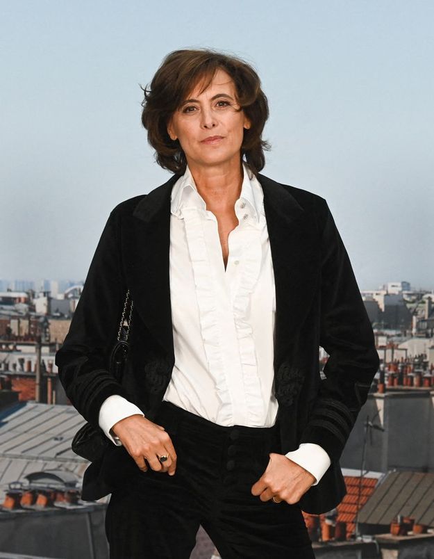Elegant icon wardrobe essentials: Inès de La Fressange in white shirt
