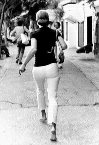 Elegant style icon wardrobe essentials: Jackie Kennedy Onassis in capri pants, Capri, Italy