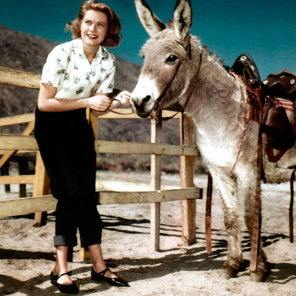 Elegant style icon wardrobe essentials: Grace Kelly in capri pants