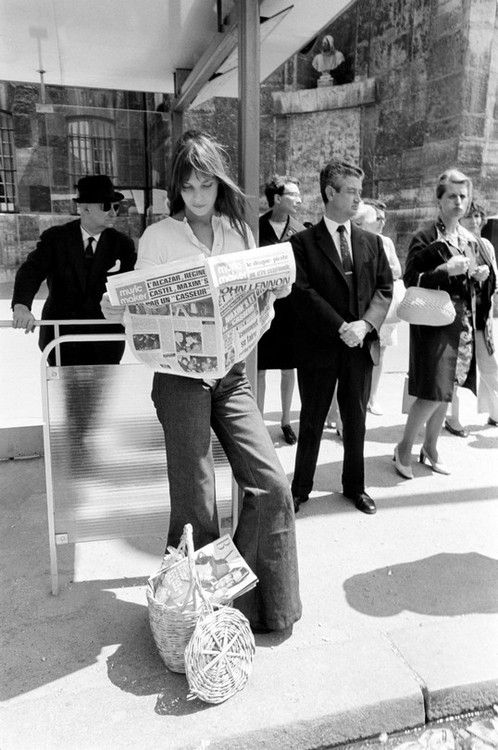 Elegant style icon wardrobe essentials: Jane Birkin in jeans