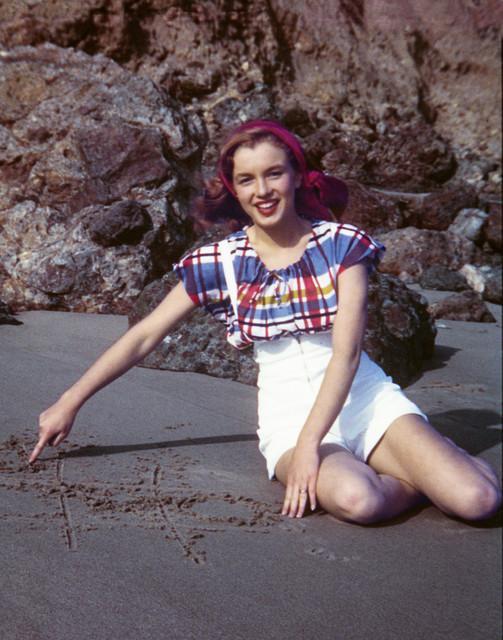 Elegant style icon wardrobe essentials: Marilyn Monroe in shorts, 1945