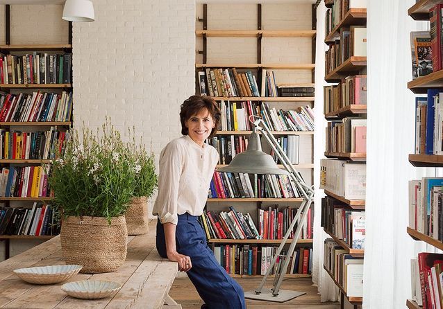 Elegant icon wardrobe essentials: Inès de La Fressange in white shirt