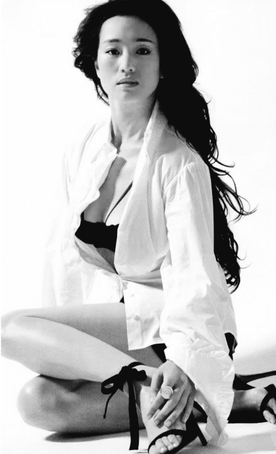Elegant style icon wardrobe essentials: Gongli(鞏俐)in white shirt