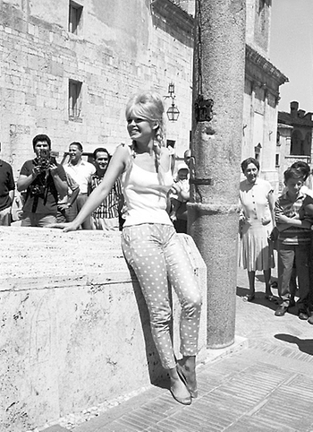 Elegant style icon wardrobe essentials: Brigitte Bardot in capri pants