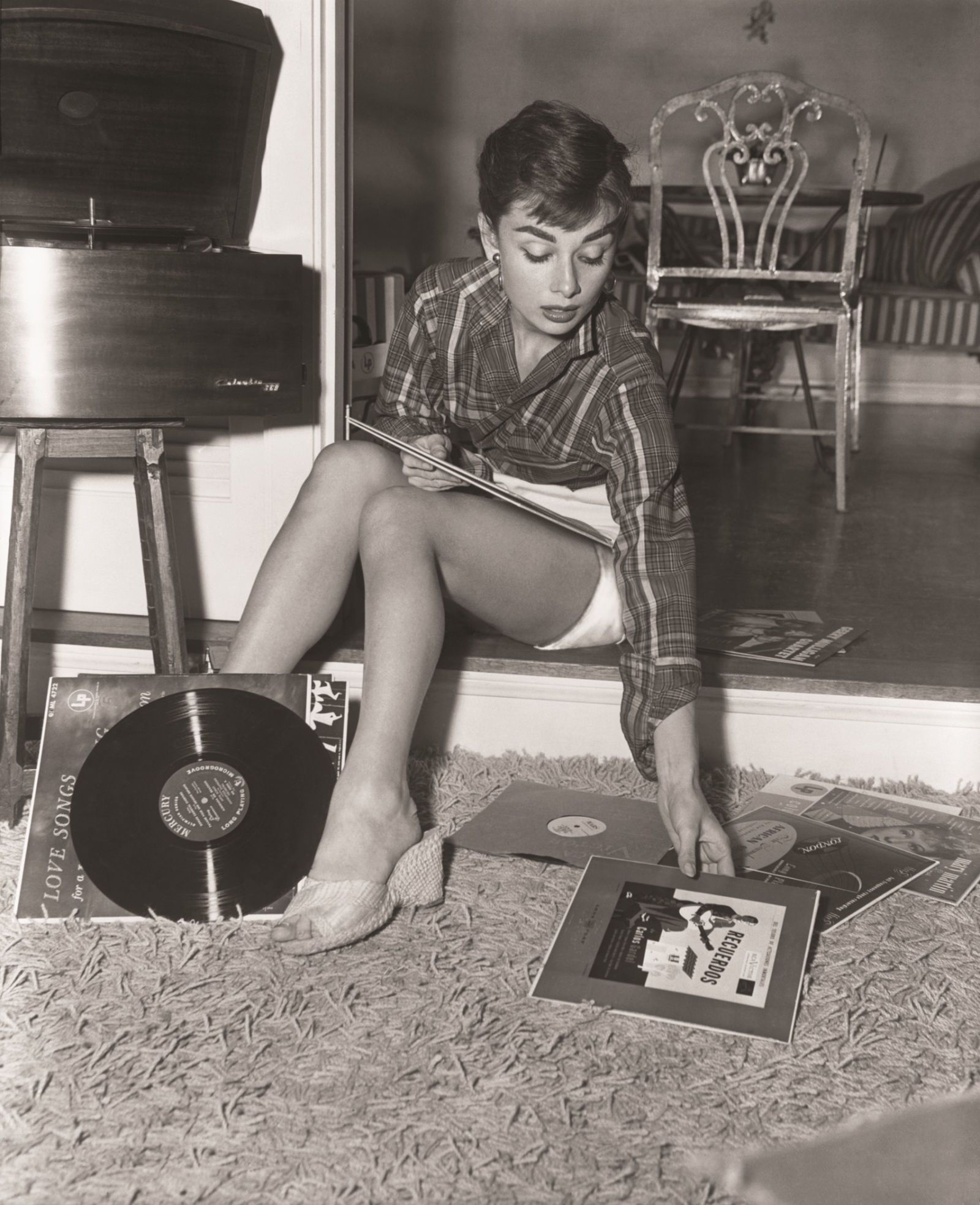 Elegant style icon wardrobe essentials: Audrey Hepburn in shorts