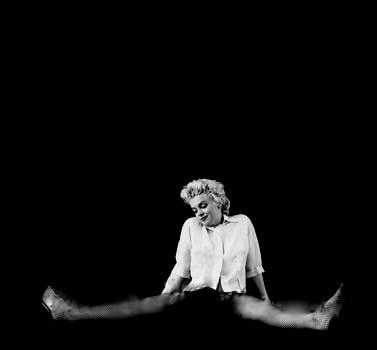 Elegant icon wardrobe essentials: Marilyn Monroe in white shirt