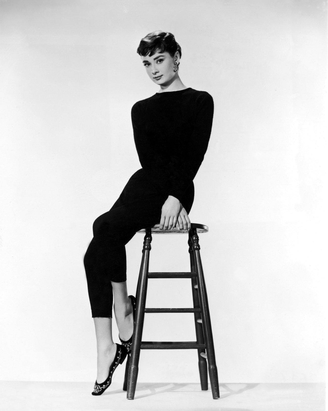 Elegant style icon wardrobe essentials: Audrey Hepburn in capri pants