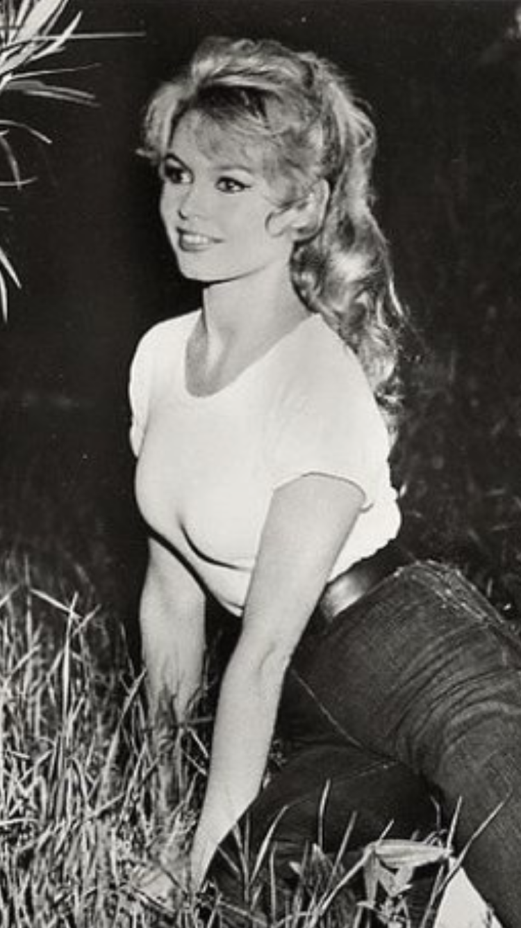 Elegant style icon wardrobe essentials: Brigitte Bardot in capri pants