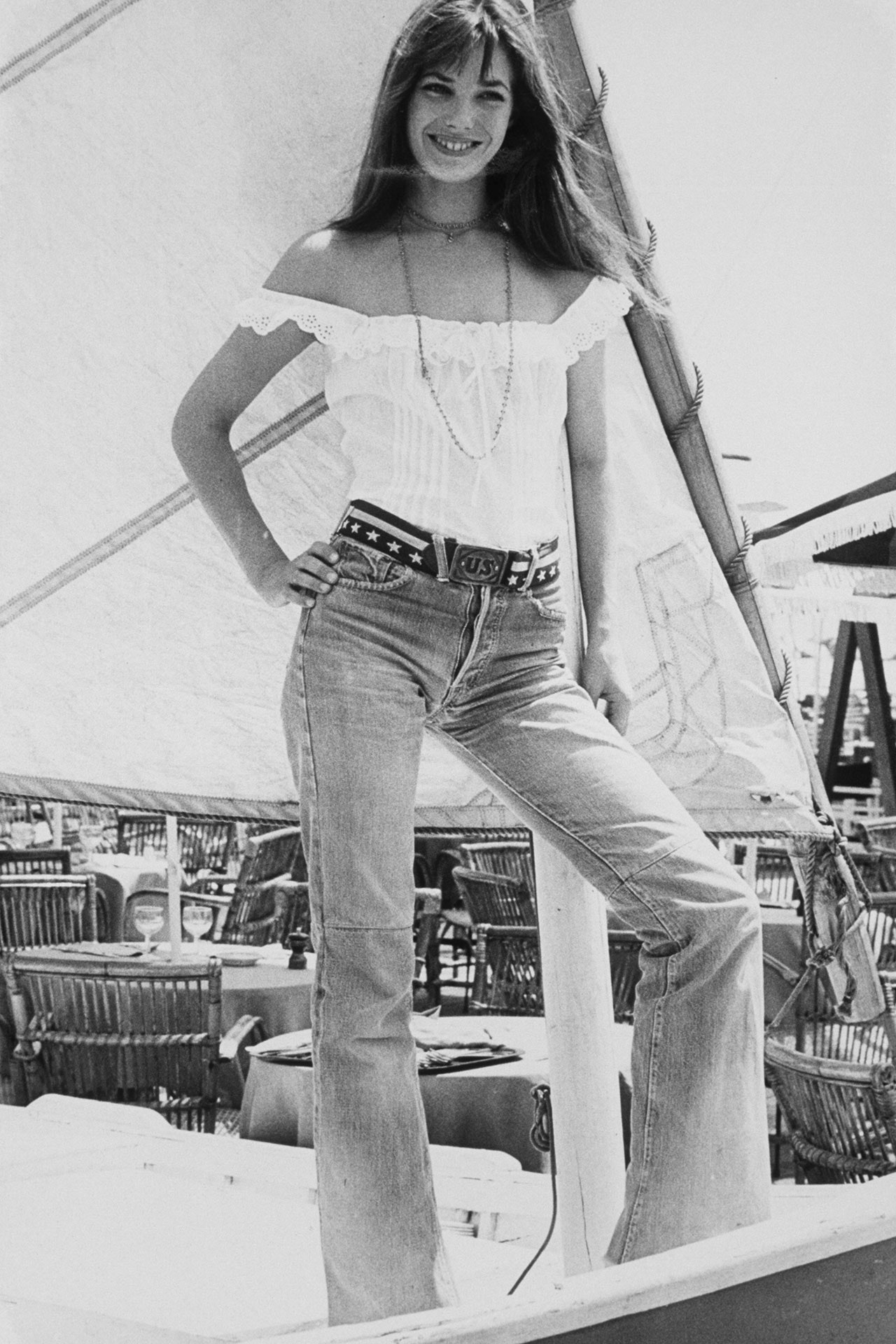 Elegant style icon wardrobe essentials: Jane Birkin in jeans