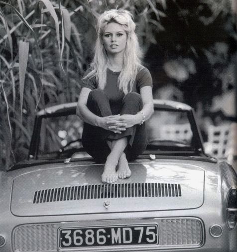 Elegant style icon wardrobe essentials: Brigitte Bardot in capri pants