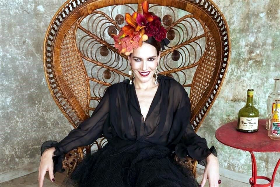 Adriana Abascal(Born 31 October 1970), Mexican-born model