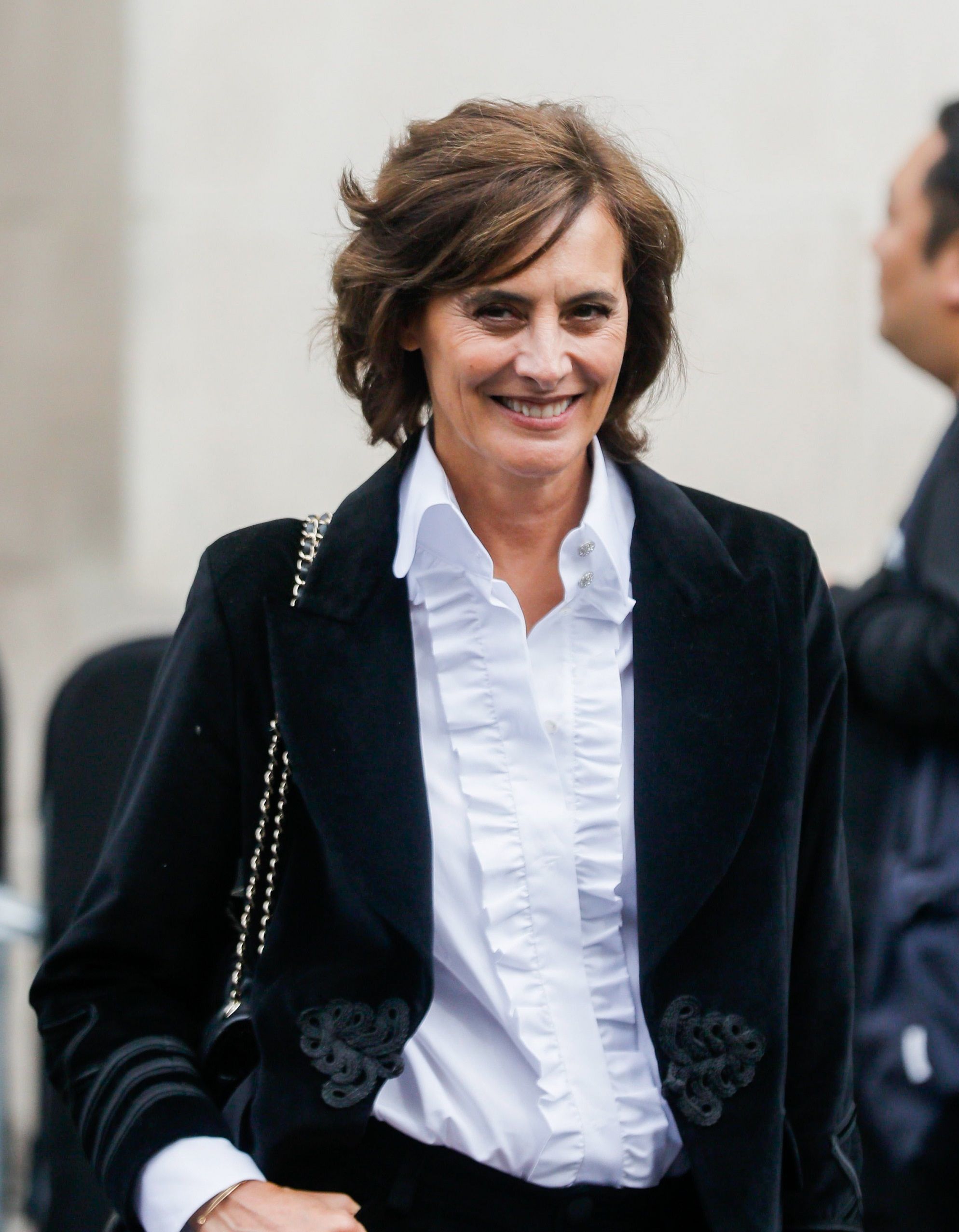 Elegant icon wardrobe essentials: Inès de La Fressange in white shirt