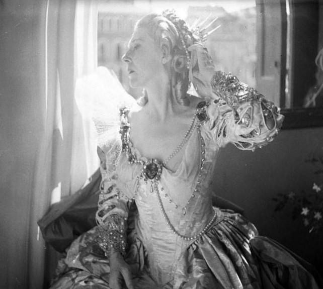 Lady Diana Cooper as Cleopatra wearing a costume designed by Cecil Beaton and Oliver Messel,  at Le Bal Oriental hosted by Carlos de Beistegui, Venice, 1951.  
