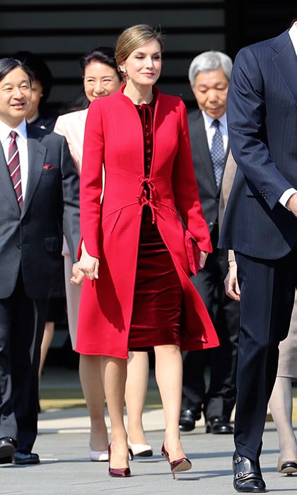 Queen Letizia red coat of standup collar with tie-front closure by Felipe Varela