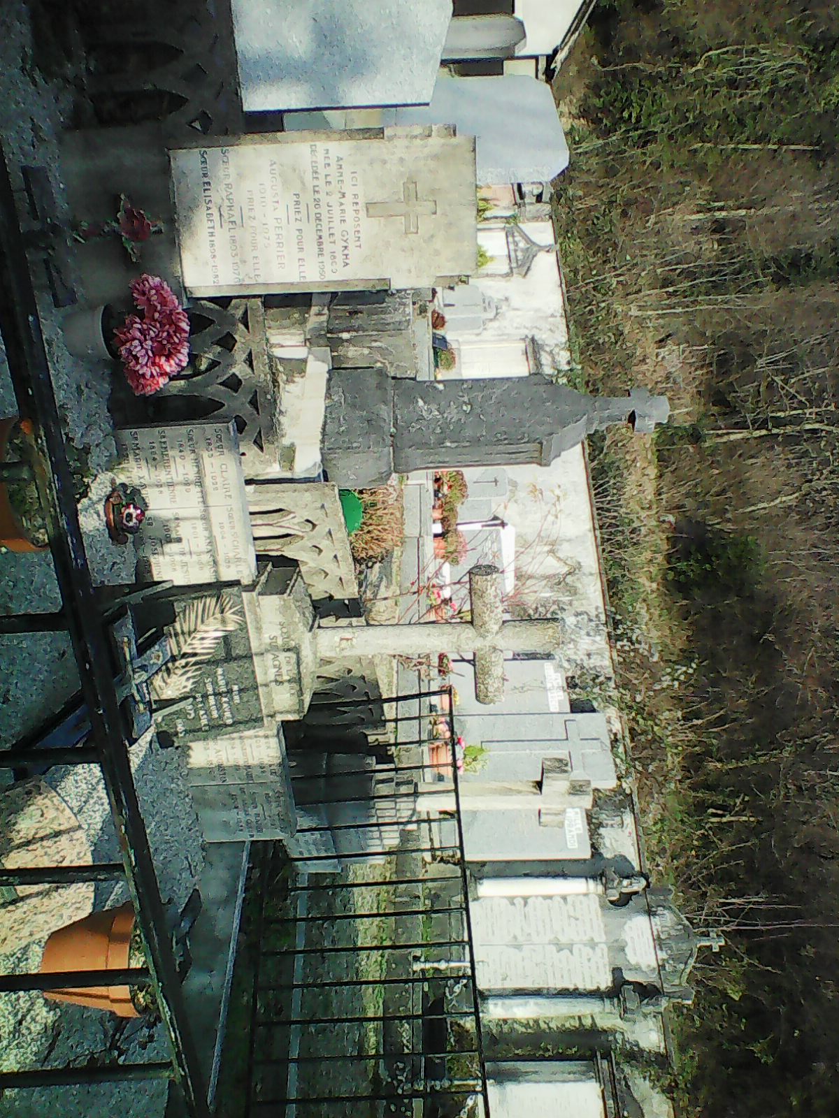 Tombe de Liane de Pougy, la Princesse Gikha et des sœurs de Sainte-Agnès.