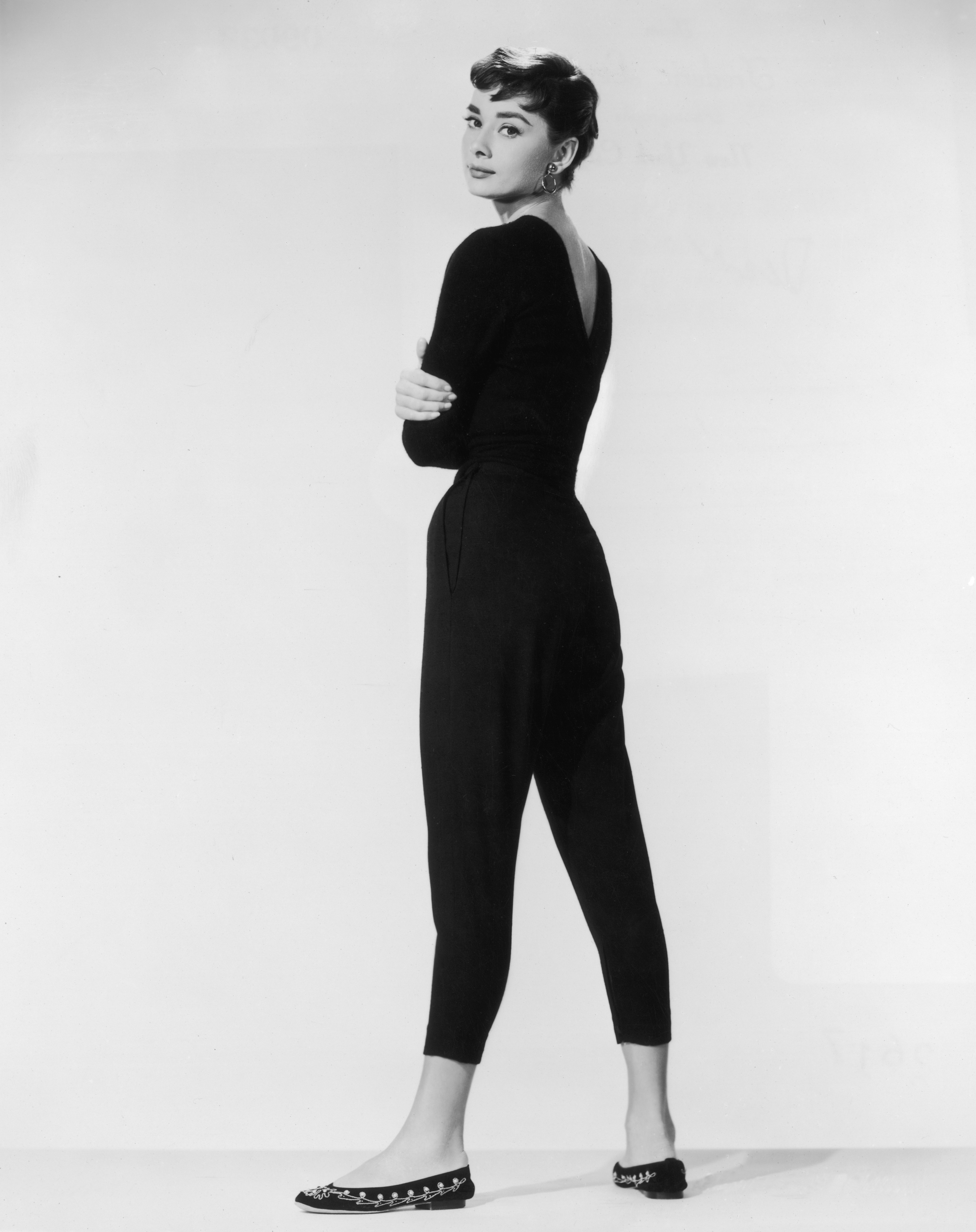 Elegant style icon wardrobe essentials: Audrey Hepburn in capri pants