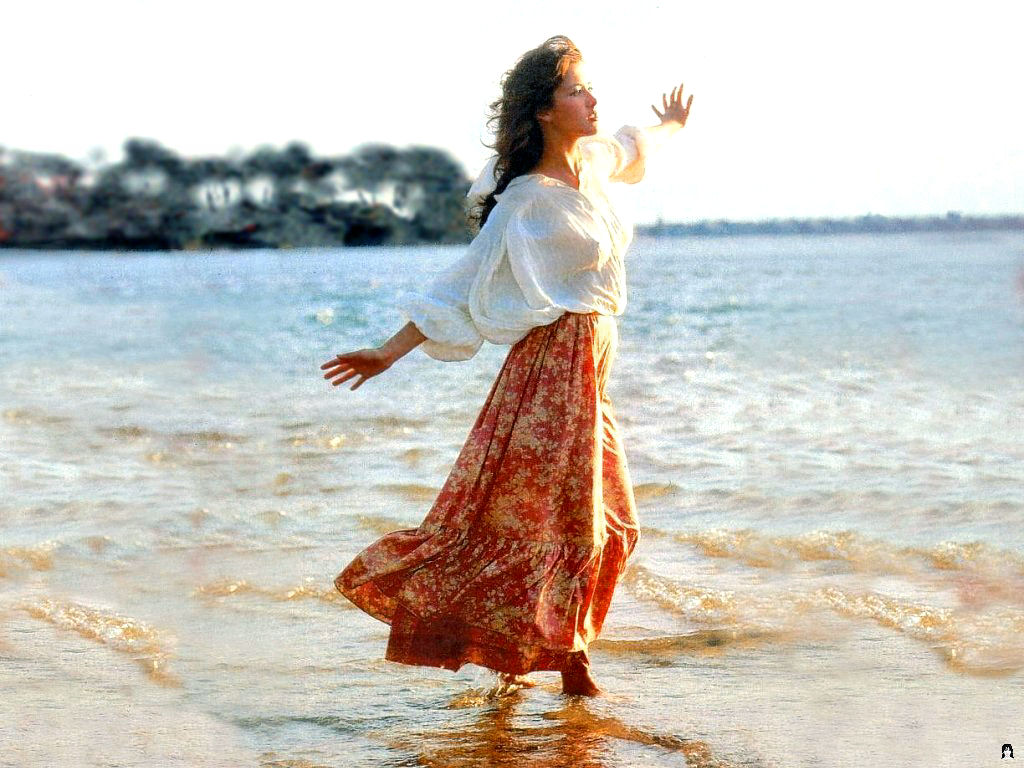 Elegant style icon wardrobe essentials: Sophie Marceau in white shirt