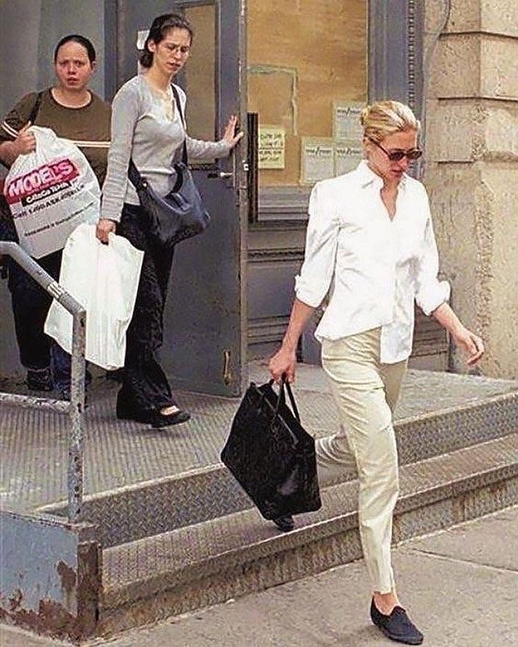 Elegant icon wardrobe essentials: Carolyn Bessette in white shirt