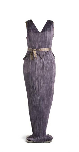 Túnica ​Delphos de raso de seda plisada de color violeta y decorado con cristal de Murano
