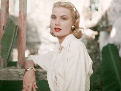 Elegant icon wardrobe essentials: The white shirt-Grace Kelly in white shirt