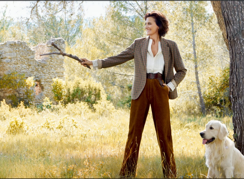 Elegant icon wardrobe essentials: Inès de La Fressange in white shirt