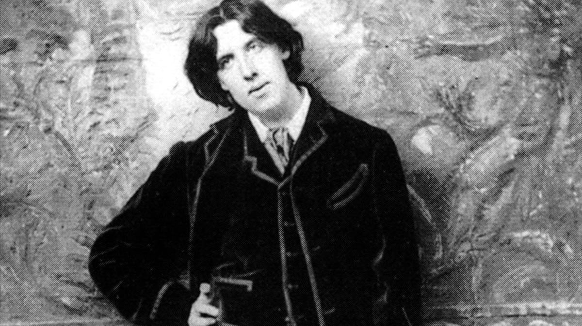 The most elegant intellectual man Oscar Wilde Wilde reclining with Poems, by Napoleon Sarony in New York in 1882. 