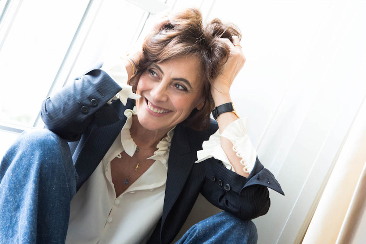 Elegant icon wardrobe essentials: Inès de La Fressange in white shirt