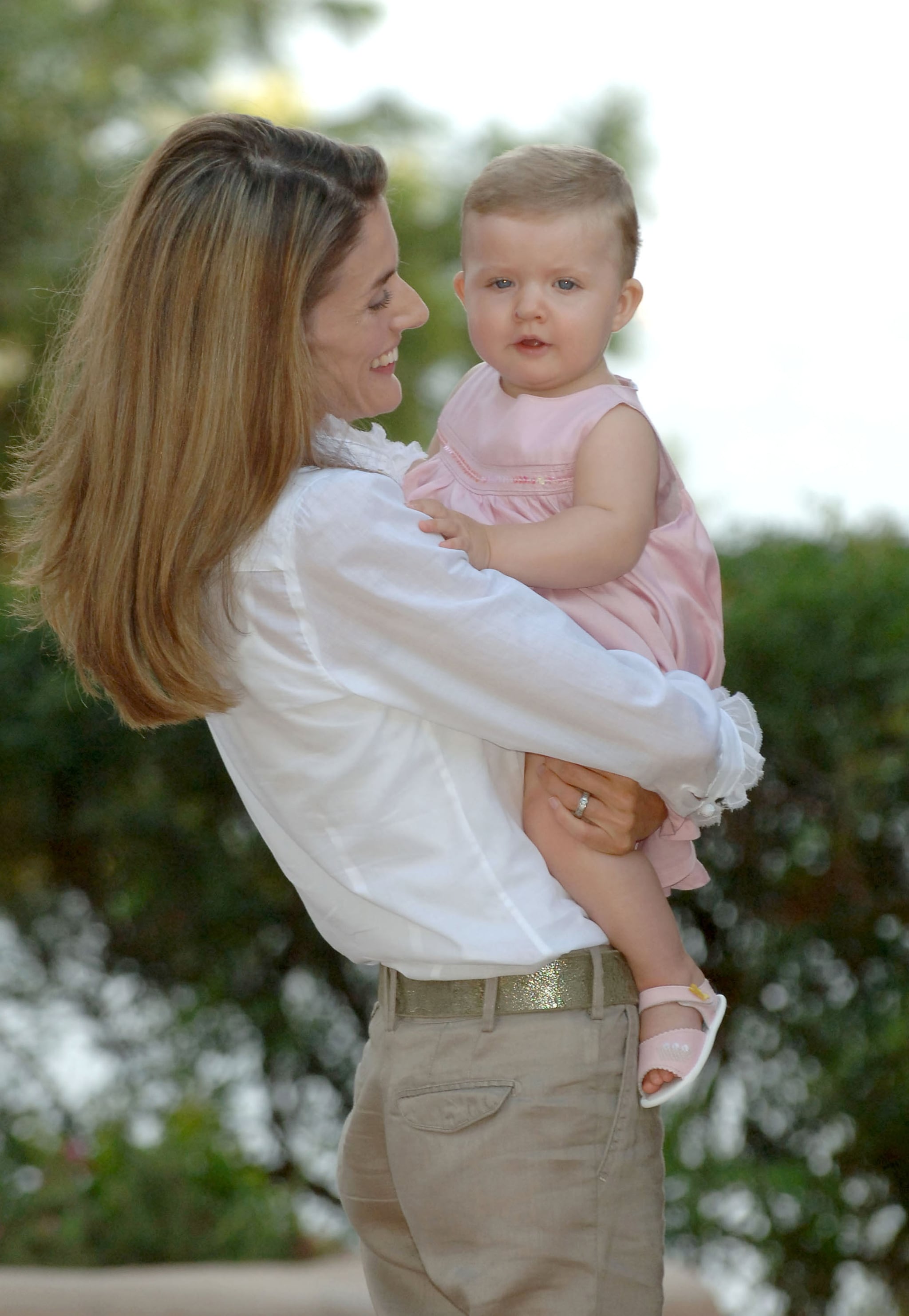 Elegant style icon wardrobe essentials: Queen Letizia of Spain in white shirt
