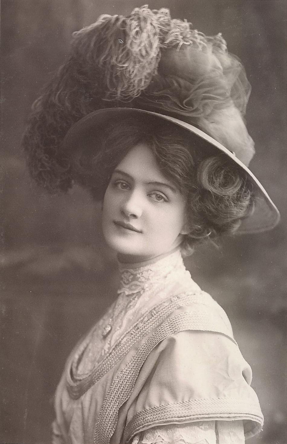 Portrait of Lily Elsie as Sonia in The Merry Widow, London 1907