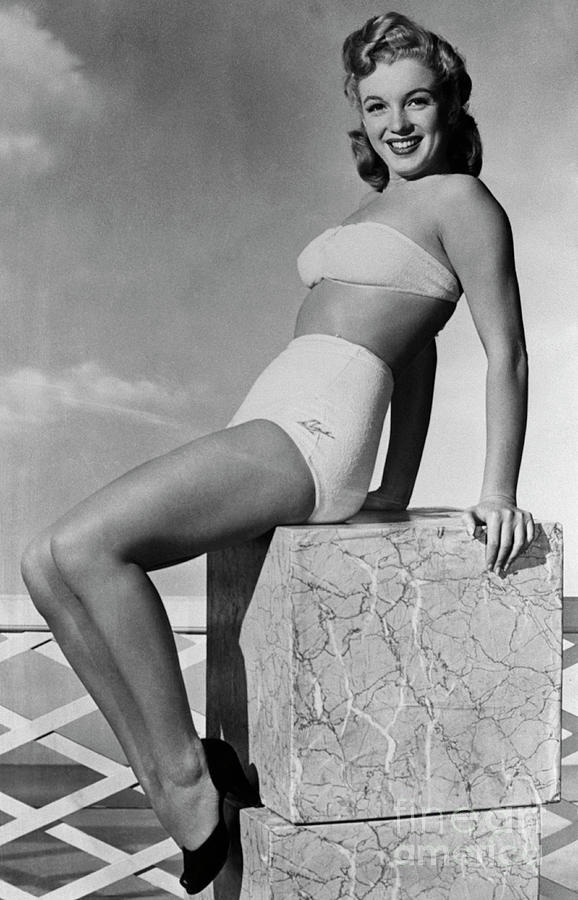 Elegant style icon wardrobe essentials: Marilyn Monroe in shorts: Marilyn Monroe in high waist white shorts, 1946