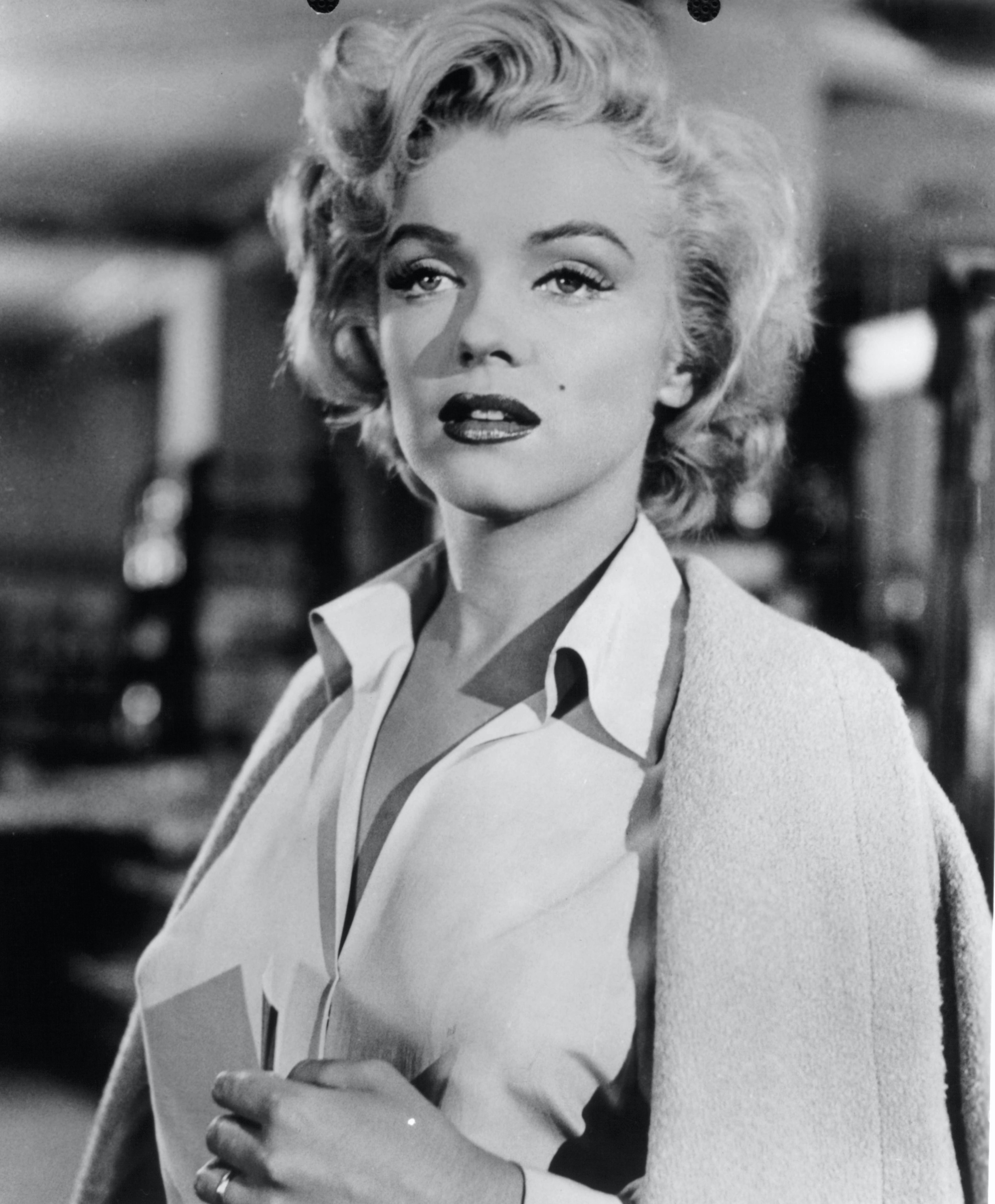 Marilyn Monroe in white shirt in film Magara
