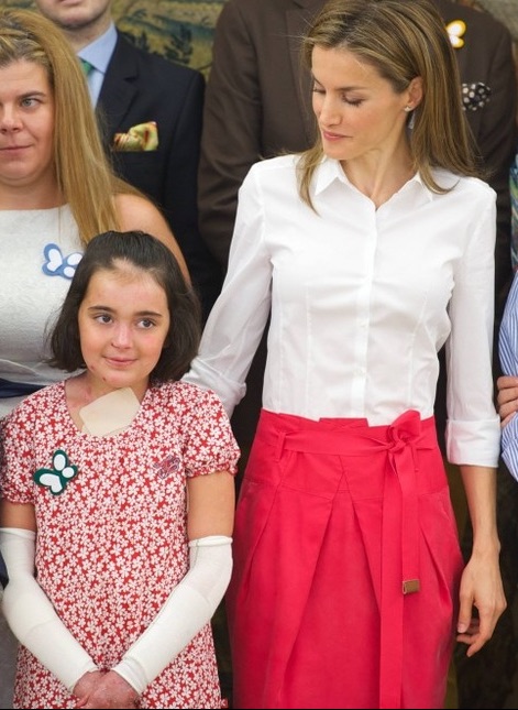Elegant style icon wardrobe essentials: Queen Letizia of Spain in white shirt