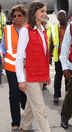 Elegant style icon wardrobe essentials: Queen Letizia of Spain in white shirt