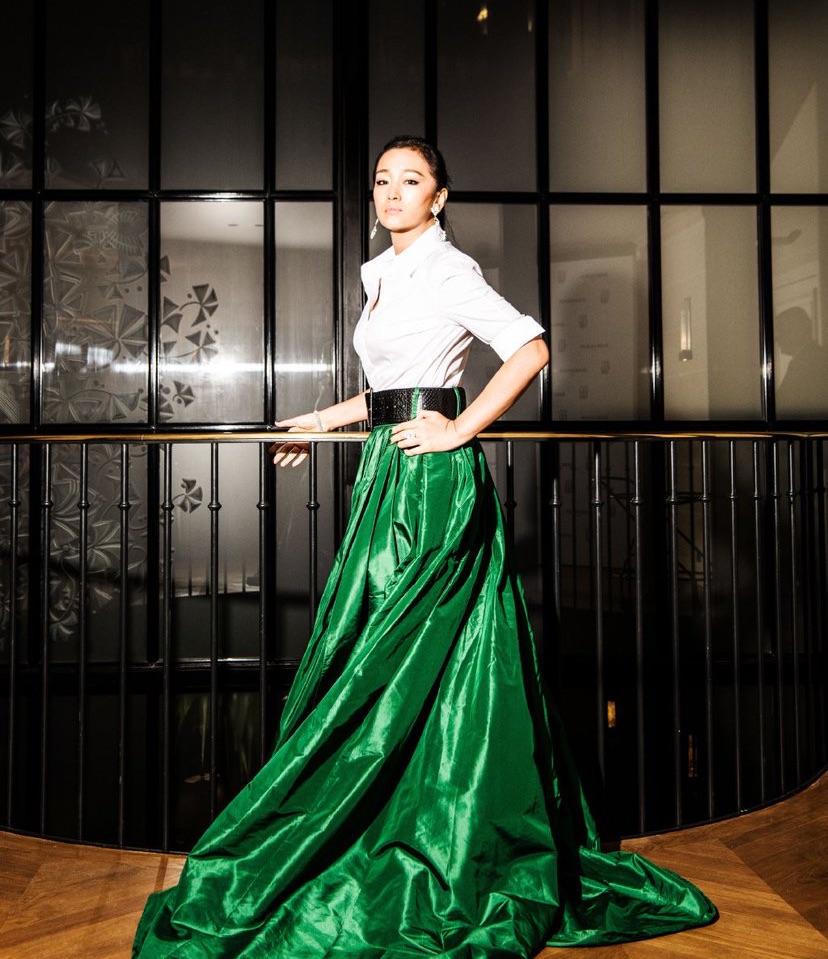 Elegant style icon wardrobe essentials: Gongli(鞏俐)in white shirt-Gong Li in Carolina Herrera white shirt, 2018