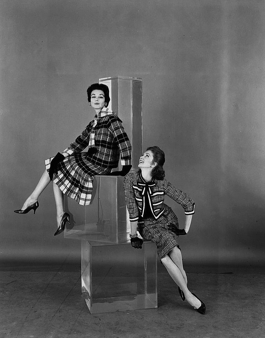 Dorian Leigh with her younger sister Suzy Parker