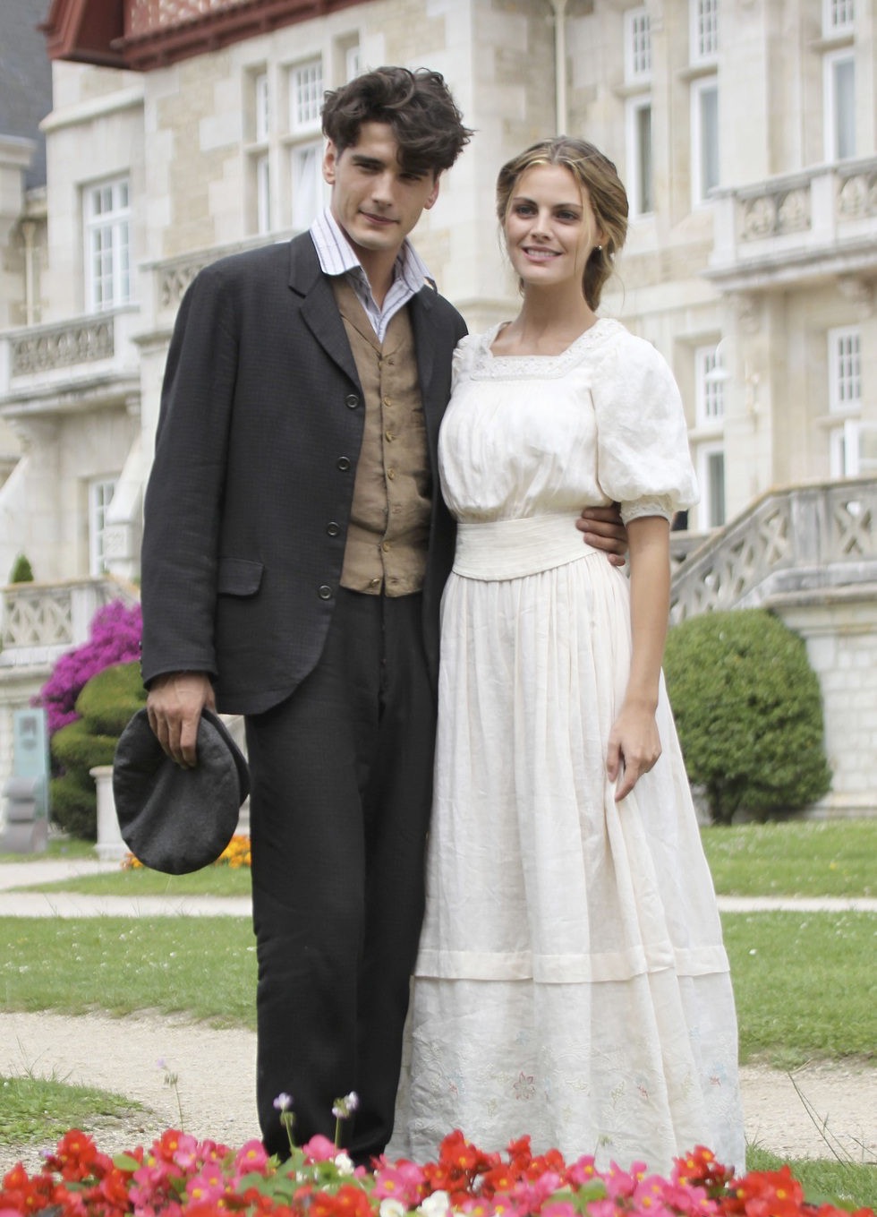 Amaia Salamanca y Yon González en tv serie Gran Hotel como Alicia y Julio