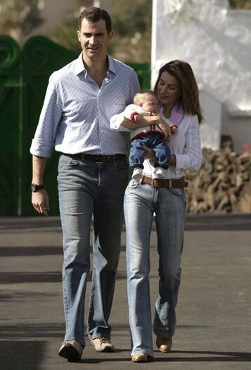 Elegant style icon wardrobe essentials: Queen Letizia of Spain in white shirt